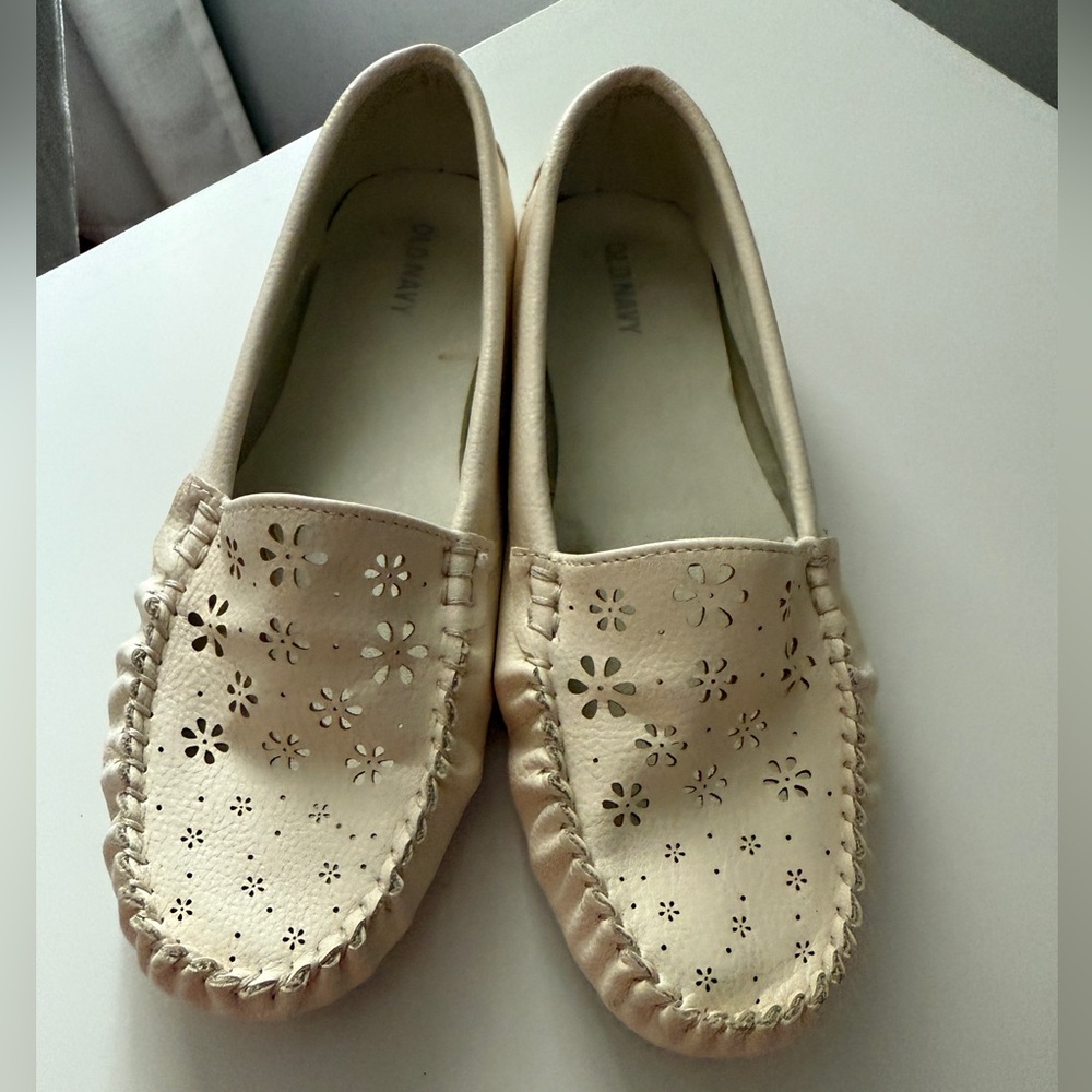 Old Navy Women's Floral Cutout Moccasins - Cream Size 7